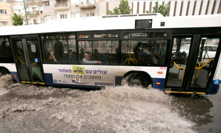 אוטובוס בגשם