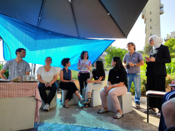 יום עיון בגג سطح - מרחב במקום חרב יום עיון בגג سطح - מרחב במקום חרב